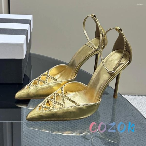 Sandálias Sexy Gold Metal Metal Couro pontudo pontão Cristal Cross Hollow Shoes Hollow Capa de verão Correia do tornozelo