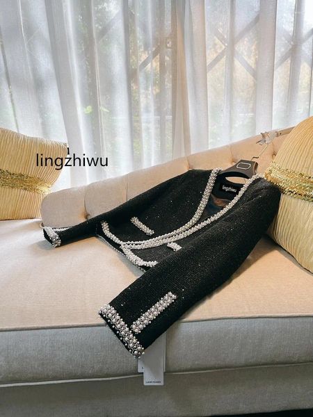 Jaquetas femininas Lingzhiwu Ladies Outerwear Designer exclusivo Belo beading preto Top elegante casaco de qualidade Chegada de inverno