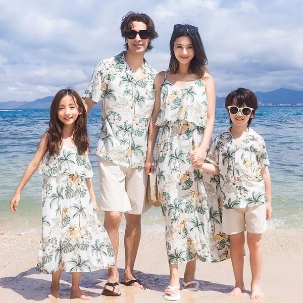 Família de praia combinando roupas férias 2023 mamãe e filha resort de verão casal look pai filho filho de férias marítimas