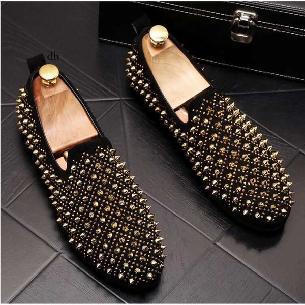 Designer masculino Casual Flats Black Gold Couro de Casamento Sapatos de festa da marca Rivet Coupced Spiked Loaffers W