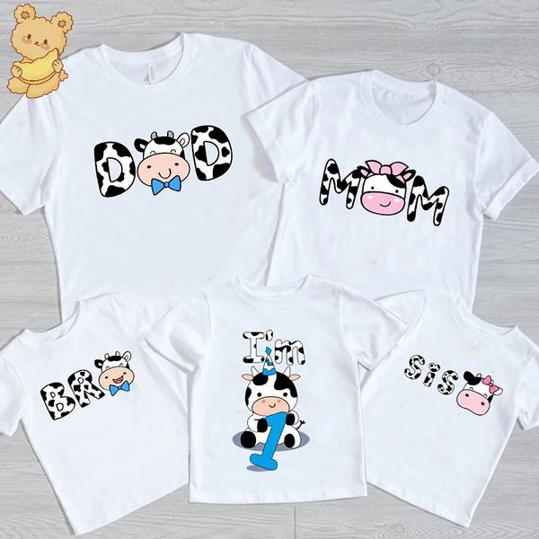 Maglietta per feste di compleanno per la festa della mucca per bambini abbigliamento abbinati abiti festivi guardano padre madre scrisse di 1 anno per primo compleanno camicia 240508