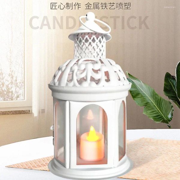 Titulares de velas estilo europeu Hollow out castlestick ferro piso ao ar livre lâmpada de vento à prova de vento Retro Courtyard Glass