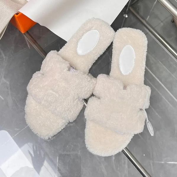 Designer Slifors Hemes Ladies Wool Slides inverno in pelliccia di lusso Fruffy Furry Caldo Lettere Sandali comodi comodi fogli di ferro triangolare invertiti Girl Girl Skate Ottanta