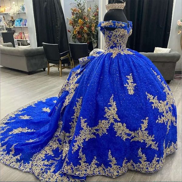 2024 Sexy Royal Blue Quinceanera vestidos vestido de bola do ombro Apliques de renda dourada de ombro de lantejoulas de lantejoulas de lantejoulas de lantejoulo