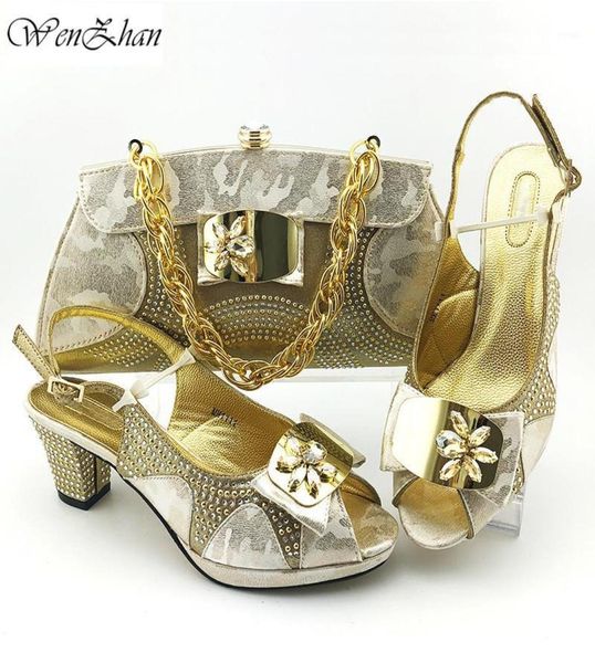 Scarpe eleganti affascinanti set d'oro e sacchetti italiano da 7 cm italiano con borse abbinate in stile da donna di buona qualità 3843 Wenzhan B022017234121