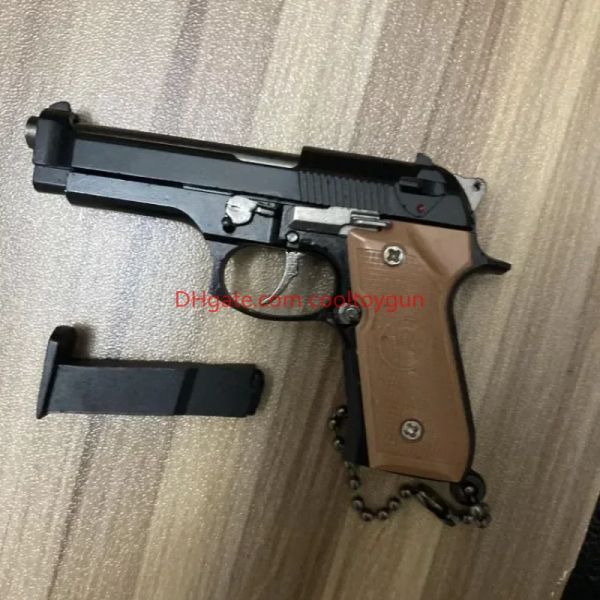 1: 3 su scala in lega M92 Pistola Mini Gun Metal Keychain M92 Pistola Tornario a Pistol Fidget Toy Pubg Gun Gun Toy Gift PUBG DECORAZIONE DECOLAZIONI DEGNI PER RAGAZZI COLLEGATI