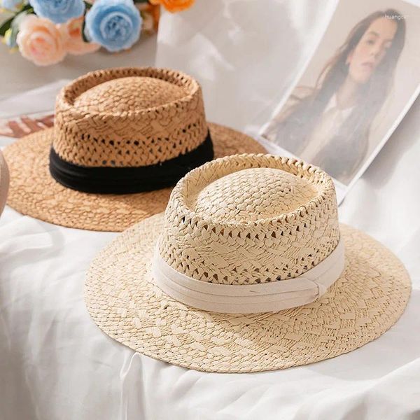 Berets 2024 Damen Sommer hohl schwarzer Sonnenschild Sonnenblank Bänder Cowboy Fedora einfache Häkelpapier Strohhut Strandkappe für Frauen