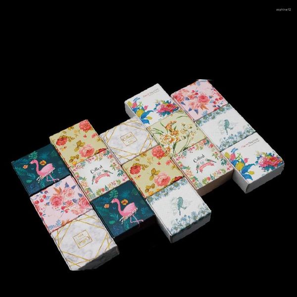 Geschenkverpackung 50pcs/Los gemustertes quadratisches Kraftpapier DIY -Verpackungskästen Klappbare Papierkartenbox für Hochzeitsfeierparty