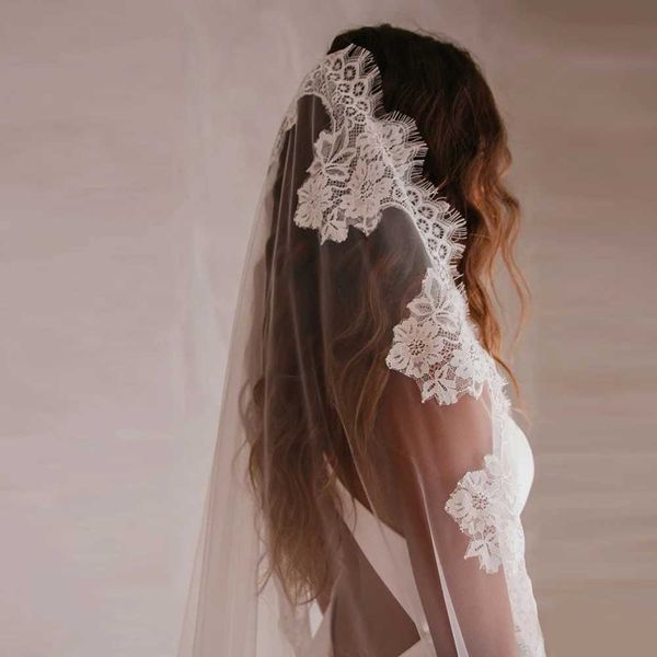 Hochzeitshaarschmuck Kathedrale Mantilla Braut Schleier Eyelash Spitze Hochzeit Schleier Single -R -Kante lang 3m Blumener französische Spitzenverkleidung VP86