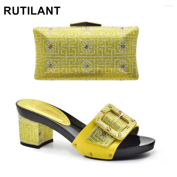 Scarpe vestiti di colore giallo scarpa e borsa abbinata italiana per la festa nigeriana di nozze nelle donne