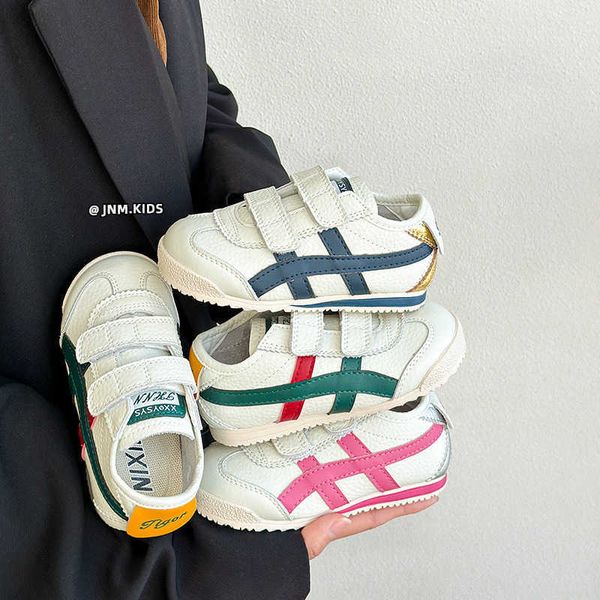 Sneakers versão coreana de sapatos de couro para crianças para a primavera e outono 2024 Novo respirável garotas brancas meninas velcro bebê forrest gump h240513