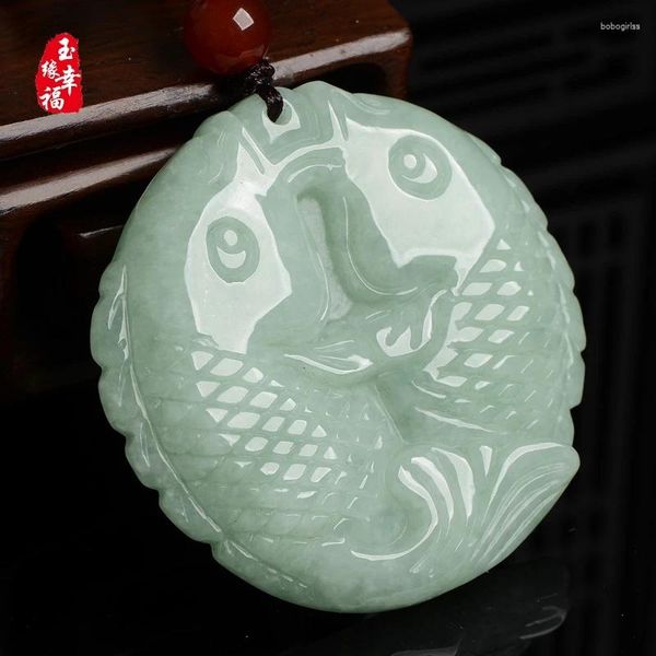 Dekorative Figuren Eine Edelstein -Edelstein -Burmese Smaragd segne Anhänger 2 Cyprinoid Amulett Jade Perle Hängende Halskette