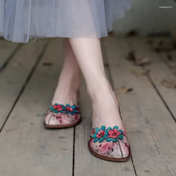 Lässige Schuhe 2024 Design Sense Erste Schicht Kuhläden hohl Blüten flache Mund Mund Füße niedrige Ferse Frauen Leder ethnische Stile Stile