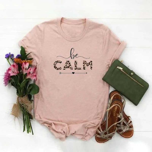 T-shirt femminile Be Calma Stampa leopardo Le magliette grafiche Chtah Arrow Lady Tops Shirt aveva dato la sua meditazione Abbigliamento grafico femmina Casual T Y240509