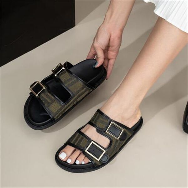 Luxo Sandálias de slides metálicos Designer desliza sapatos de chinelos femininos de verão de moda de sandália larga chinelos de chinelos planos para mulheres sapatos de salto baixo tamanho 35-42