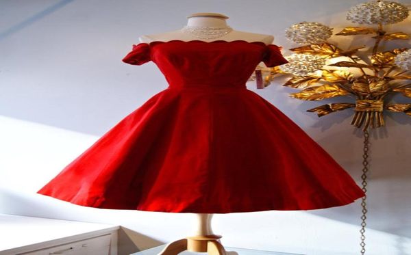 Retro 1950039S Vestidos de baile de formatura Vintage 50039s Cetim vermelho Oftohoulder Vestido de festa de festa curto comprimento do chá Homecomin3747235