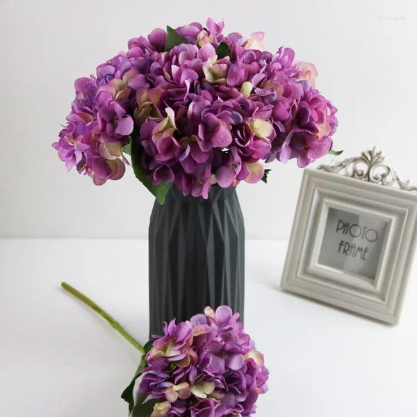 Flores decorativas de 35 cm de hidrângueiros artificiais de seda púrpura de buquê de buquê faux para a mesa de casamento de jardim de casas de decoração de peças centrais