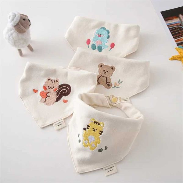 Bibs Burp -Tücher Cartoon bestickter bedrucktes Dreieck Schal reines Baumwollbaby Labbe Baby Labber Knopf Lebensmittel Grade Speichel Handtuch Absorption Stoff D240513