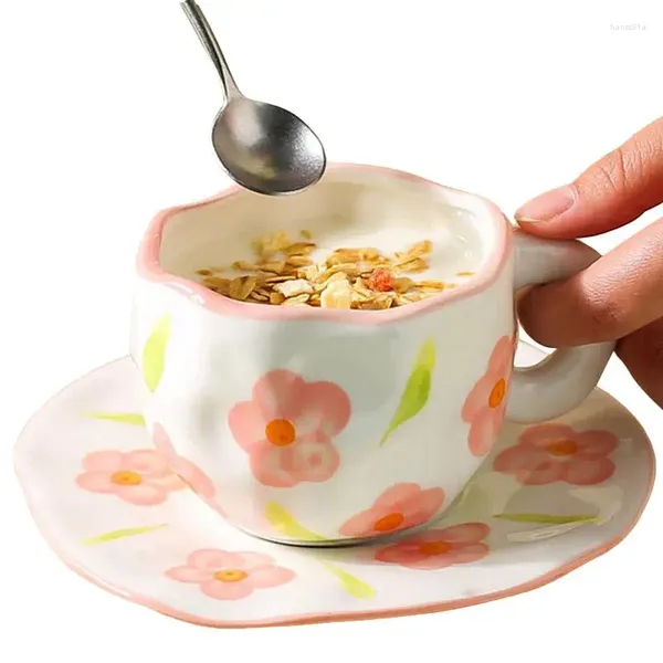 Tazze da tè e set di piatti di caffè con tazze di fiori a forma irregolare Design creativo