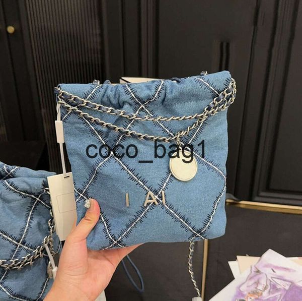 Mulheres Designer Jeans de Denim 24garbory Bolsa de bordados de dois tons Thread Thread Coins Chartm Letters Hardware Matelasse