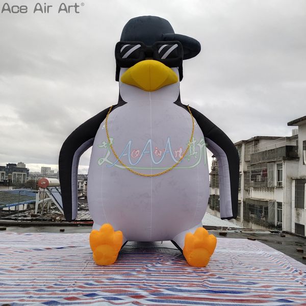 occhiali da sole all'ingrosso modello pinguino gonfiabile indossando collana oro fumetto pinguino seduto modella animale per decorazione all'aperto