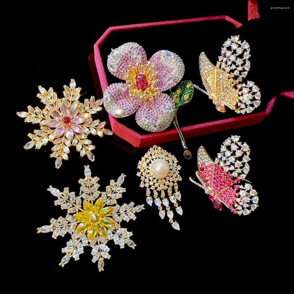 Broches brilham luxo pesado zircônia cúbica flores feminino elegante floco de neve de neve de arco de pinos de casaco de terno de borboleta fofa