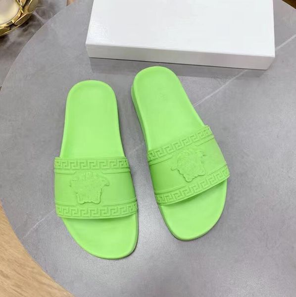 2024 sandálias de grife de gripes masculinos chinelos de luxo de borracha plana couro feminino sapatos de vestido eur