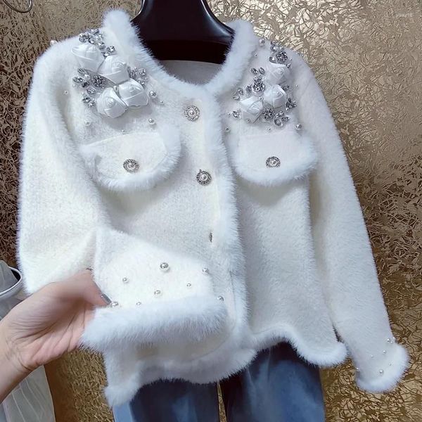 Kadın Ceketleri Şık İnciler Boncuklu 3D Çiçekler Sahte Kürk Kırıştırılmış Kısa Ceket Elmaslar Peluş Kristal Beyaz Ceket Jumpers Mahsul