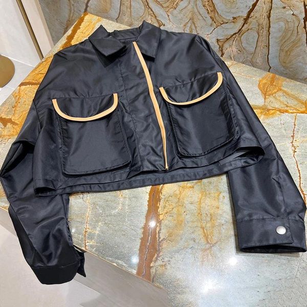 Jackets femininos Moda Moda Black Nylon Jacket for Women Alta qualidade Cargo Pocket Safari Lapel Drop Ombros Coat Lady 2024