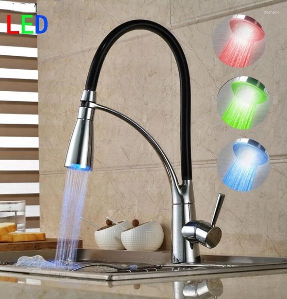 Küchenarmatur Wasserhahn aus Handspray Chrom Guss Messing Kälte rotieren und LED -Wasserhähne Schwenkspitze Drei Farben optional optional