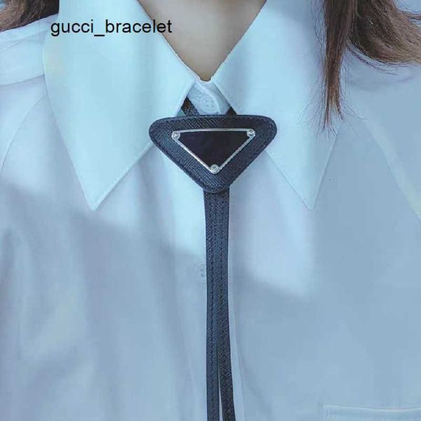 P Designer Ties Ties Ladies Fashion Cielo Bow Triangle Inverted Letter Cravatta Accessori ogni giorno Girlfriend Regalo all'ingrosso 4 colori