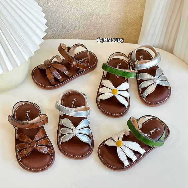 Sandálias Versão coreana de meninas sandálias florais verão Novas crianças Sapatos romanos de prata Soled Baby Princess Aberto da Praia H240513