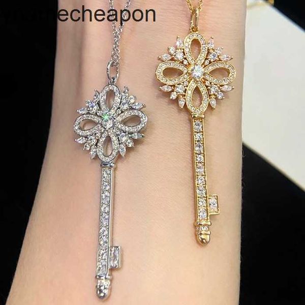 Tiffanncy High End Jewelry Colars for Women Snowflake Charcle Key for Women Light Luxury Set com Diamond Full Diamond Snowflake Pingente Chain