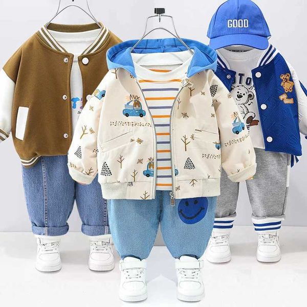 Roupas Defina o novo carrinho de bebê da moda de outono para meninos e meninas com 0-4 de sono longo listrado três peças Childrens Sportswearl240513