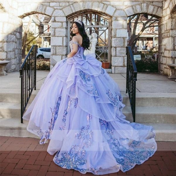 Prinzessin Lilac Quinceanera kleidet sich von den Schulteranwendungen Pailletten Bug lang Zug süße 16 Kleiderkleid Brithday Prom Party Kleider 235t