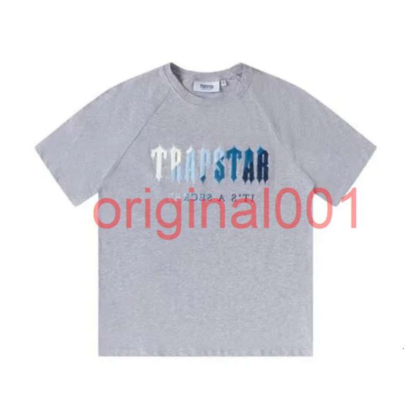 Herrendesigner T-Shirts Tracksuits Stock Trapstar T-Shirt Stickerei Floking Brief Trapstar Luxus Regenbogenfarbe Frauen Frauen Sportanzug kurzärmelig Kurzfilms Set Qi