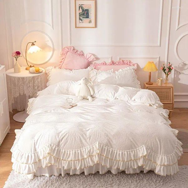 Bettwäschesets weiße Prinzessin Bett Rockstil Rüsche Fleece Stoff Winter Dicke warme Samt Bettdecke Leinenwäsche -Blechkissenschiffe