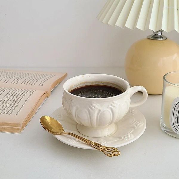 Tassen Untertassen Nordic Geschnitzt weißer Keramik Tasse Vintage Frühstück Getränk wiederverwendbares Kaffee -Set Hochzeit Dekorative Griff Tee Home Decor