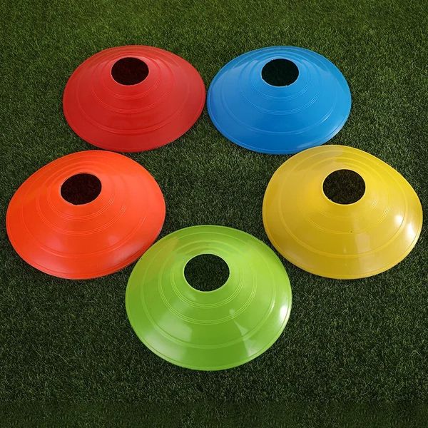 10pcs Treinamento de futebol de futebol jogo de disco de game de disco de disco de disco de disco Conjunto de treinamento de treinamento esportivo com suporte de plástico 240513