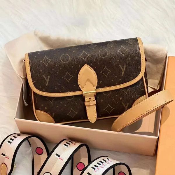 Bolsas de designer de bolsas Diane LouiseHandhandbag Bag Tootes de couro real luxuoso e antigo bolsa de baguete de baguete de larisevição de baguete de grande capacidade em grande capacidade em gravação 237