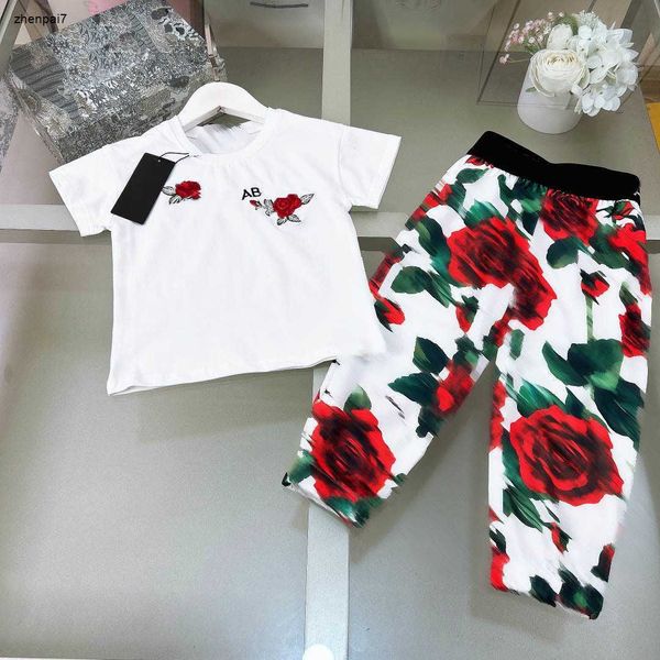 Top Kids Designer Designer Clode Suituesuit Baby Tracks Diemes 90-150 cm T-shirt per ragazze a due pezzi Sestate e pantaloni stampati rossi con stampa floreale 24MAR