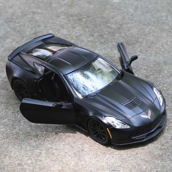 Auto modello Diecast 1/36 Chevrolet Corvette C7 Modello da disegno in lega Modello Supercar Simula un corpo di auto in metallo con un giocattolo per bambini a tiro posteriore WX