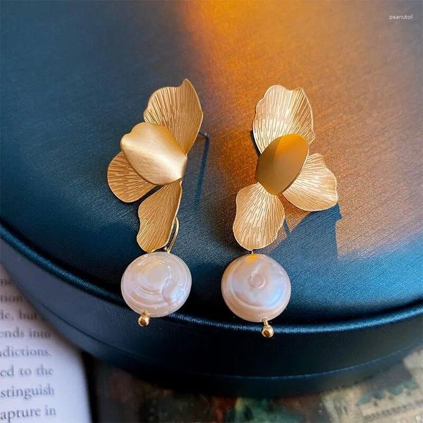 Orecchini penzolanti eleganti perle d'acqua dolce naturale per donne petali d'oro vintage Flower gocce gioiello per le orecchie da festa