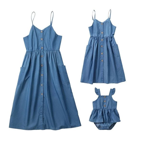 Family Look Tank Mother Daughter Match Dresses Denim Mom Baby Mommy and Me Clothes Fashion Girls Girls Outfits 240515