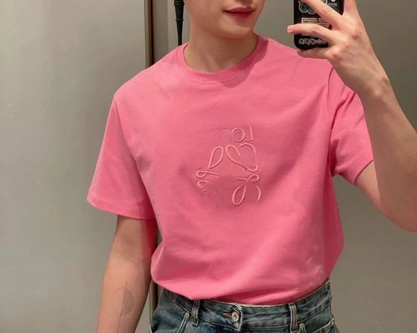 2024 Bordado tridimensional da primavera/verão Rosa rosa rosa-rosa Camiseta para homens e mulheres