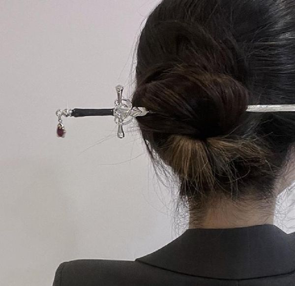 Haarklammern Barrettes Chinesische Punk Rubin Anhänger Schwert Haarnadel Mode Einfacher moderner Kopfschmuck zurück