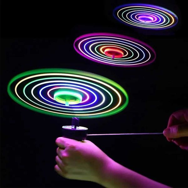 LED -Spielzeuge Childrens Luminous Frisbee Propeller Spielzeug LED LEG Light Pull Seil fliegen UFO Spielzeug rotierende Top Outdoor -Spiel Spielzeug Geschenk S2452011