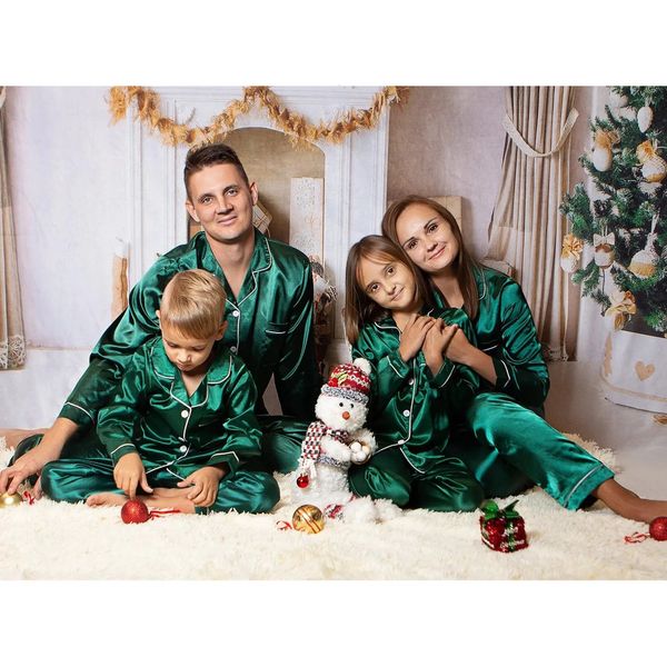 Solid Color Green Red Family Matching Pyjamas Weihnachten Satin Monate Kinder Nachtwäsche Outfits 2 Stück Anzug Jahr Pyjama 240520