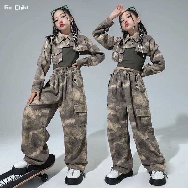 Set di abbigliamento ragazze hip hop hop mimetico giacca corto pantaloni da carico abiti da ballo da strada set per bambini joggers joggers militare costume bambino streetwear y240520cj3q