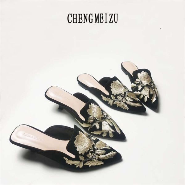 Designer Sandals Nuovo Schema da donna con gallina ricamata in stile cinese 2024 Prodotto Flower Flower Punte Flat Bottom Sandalo W